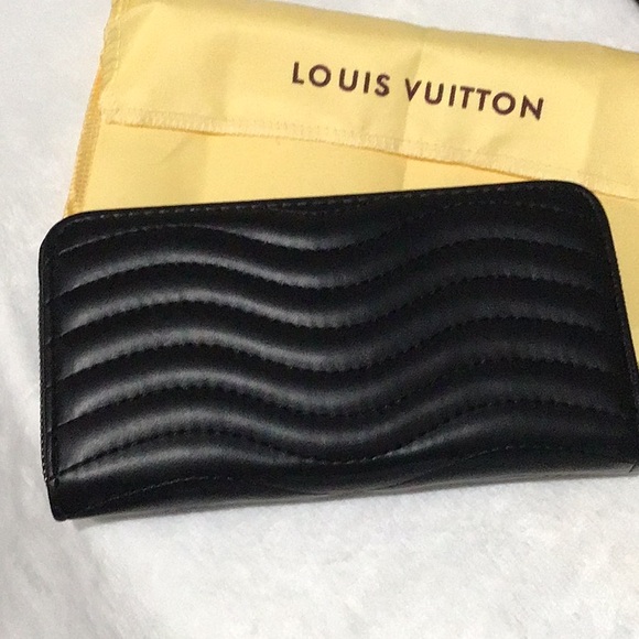 Black large wallet very good condition. Brand new never used 8 1/2 x 5” - Picture 5 of 5